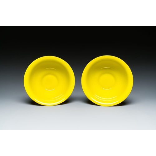 613 - A pair of Chinese yellow Beijing glass bowls with floral design, 19/20th C.Description:Dia.: 15,5 cm... 