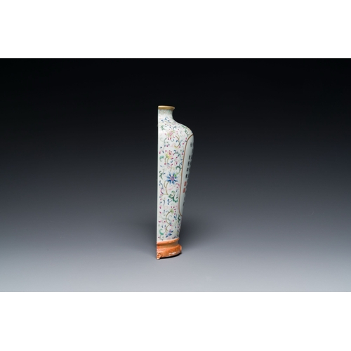 618 - A Chinese famille rose wall pocket vase, Qianlong mark, 20th C.Description:H.: 23,5 cmCondition repo... 