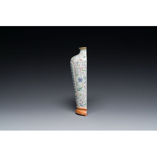 618 - A Chinese famille rose wall pocket vase, Qianlong mark, 20th C.Description:H.: 23,5 cmCondition repo... 