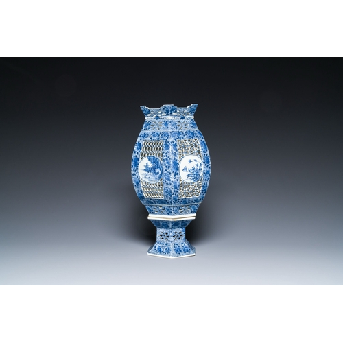 619 - A large Chinese blue and white reticulated lantern on stand, 19/20th C.Description:H.: 39 cmConditio... 