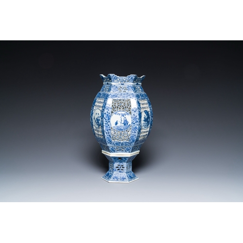 619 - A large Chinese blue and white reticulated lantern on stand, 19/20th C.Description:H.: 39 cmConditio... 