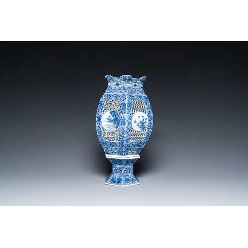 619 - A large Chinese blue and white reticulated lantern on stand, 19/20th C.Description:H.: 39 cmConditio... 