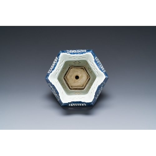 619 - A large Chinese blue and white reticulated lantern on stand, 19/20th C.Description:H.: 39 cmConditio... 