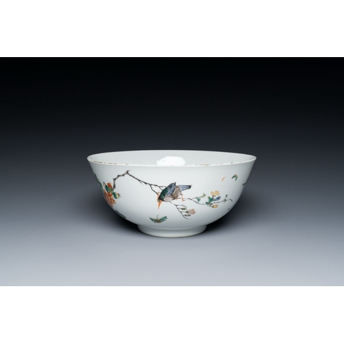 631 - A Chinese famille verte bowl with a bird and various insects, Guangxu mark, 19/20th C.Description:Di... 