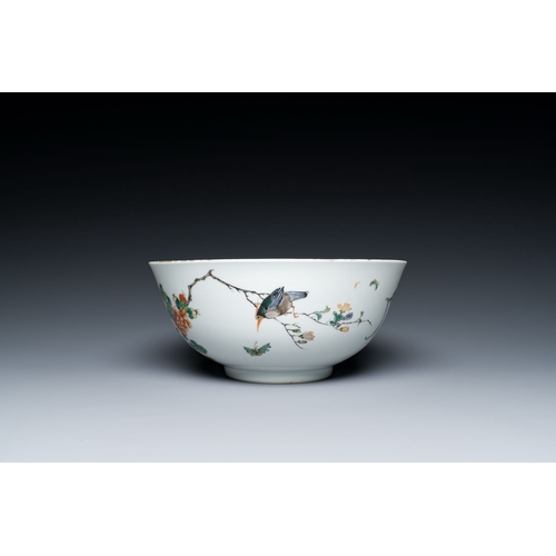 631 - A Chinese famille verte bowl with a bird and various insects, Guangxu mark, 19/20th C.Description:Di... 