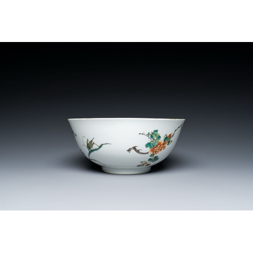 631 - A Chinese famille verte bowl with a bird and various insects, Guangxu mark, 19/20th C.Description:Di... 