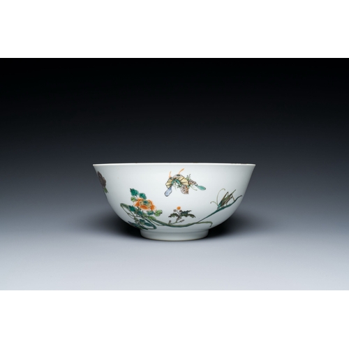 631 - A Chinese famille verte bowl with a bird and various insects, Guangxu mark, 19/20th C.Description:Di... 