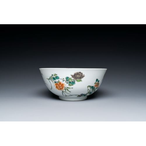 631 - A Chinese famille verte bowl with a bird and various insects, Guangxu mark, 19/20th C.Description:Di... 