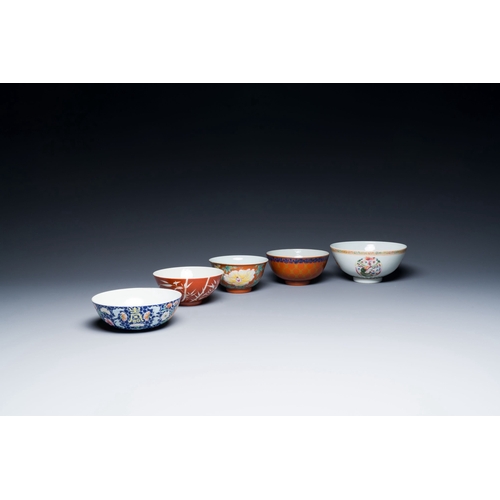 636 - Five various Chinese famille rose and coral-red bowls, 19/20th C.Description:Dia.: 15 cm - H.: 7 cm ... 