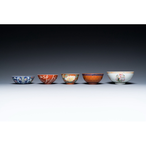 636 - Five various Chinese famille rose and coral-red bowls, 19/20th C.Description:Dia.: 15 cm - H.: 7 cm ... 