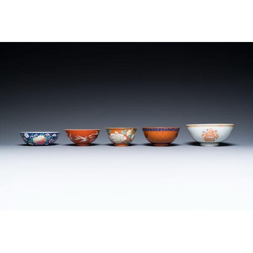 636 - Five various Chinese famille rose and coral-red bowls, 19/20th C.Description:Dia.: 15 cm - H.: 7 cm ... 