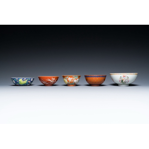 636 - Five various Chinese famille rose and coral-red bowls, 19/20th C.Description:Dia.: 15 cm - H.: 7 cm ... 