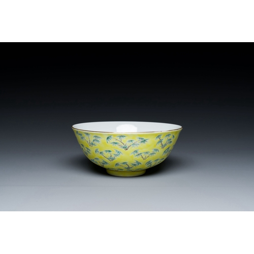 637 - A Chinese yellow-ground famille verte 'bamboo' bowl, Tongzhi mark, 19/20th C.Description:Dia.: 14,5 ... 