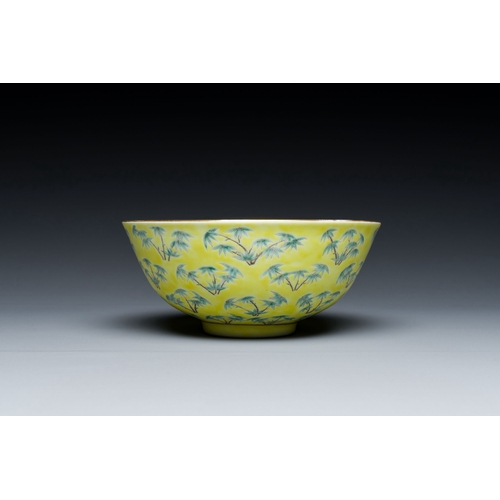 637 - A Chinese yellow-ground famille verte 'bamboo' bowl, Tongzhi mark, 19/20th C.Description:Dia.: 14,5 ... 