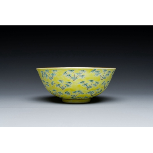 637 - A Chinese yellow-ground famille verte 'bamboo' bowl, Tongzhi mark, 19/20th C.Description:Dia.: 14,5 ... 