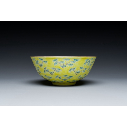 637 - A Chinese yellow-ground famille verte 'bamboo' bowl, Tongzhi mark, 19/20th C.Description:Dia.: 14,5 ... 