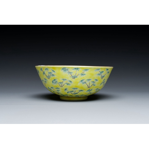 637 - A Chinese yellow-ground famille verte 'bamboo' bowl, Tongzhi mark, 19/20th C.Description:Dia.: 14,5 ... 