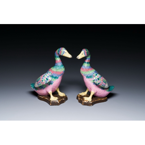 638 - A pair of Chinese famille rose models of ducks, 19/20th C.Description:H.: 27 cmCondition reports:Ple... 