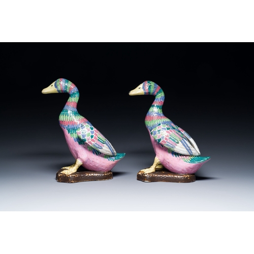 638 - A pair of Chinese famille rose models of ducks, 19/20th C.Description:H.: 27 cmCondition reports:Ple... 