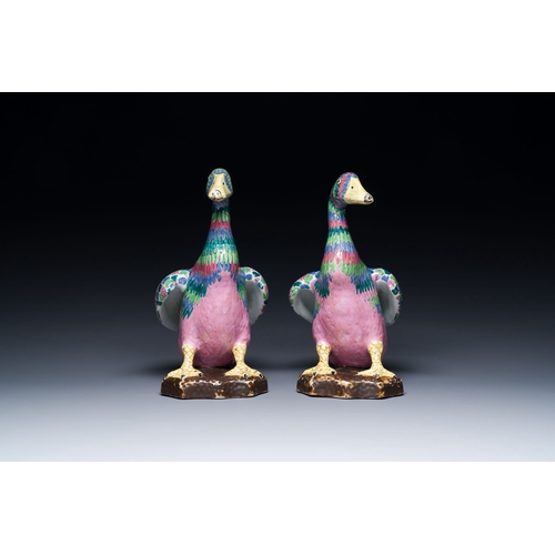 638 - A pair of Chinese famille rose models of ducks, 19/20th C.Description:H.: 27 cmCondition reports:Ple... 