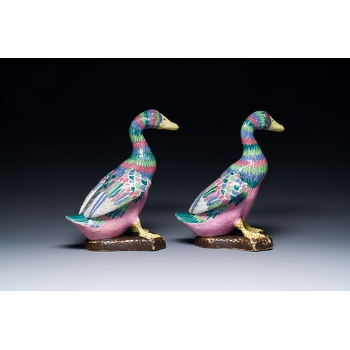 638 - A pair of Chinese famille rose models of ducks, 19/20th C.Description:H.: 27 cmCondition reports:Ple... 