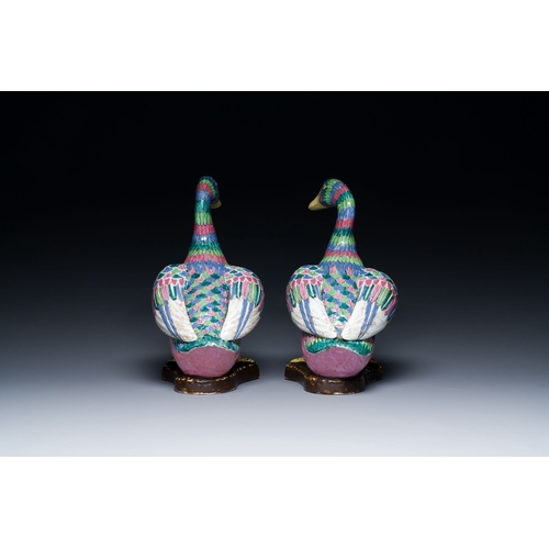 638 - A pair of Chinese famille rose models of ducks, 19/20th C.Description:H.: 27 cmCondition reports:Ple... 