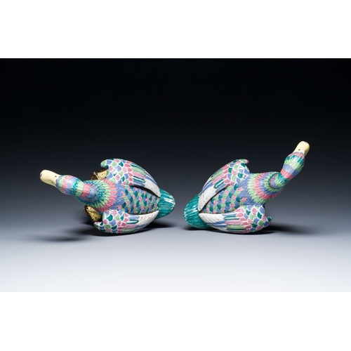 638 - A pair of Chinese famille rose models of ducks, 19/20th C.Description:H.: 27 cmCondition reports:Ple... 