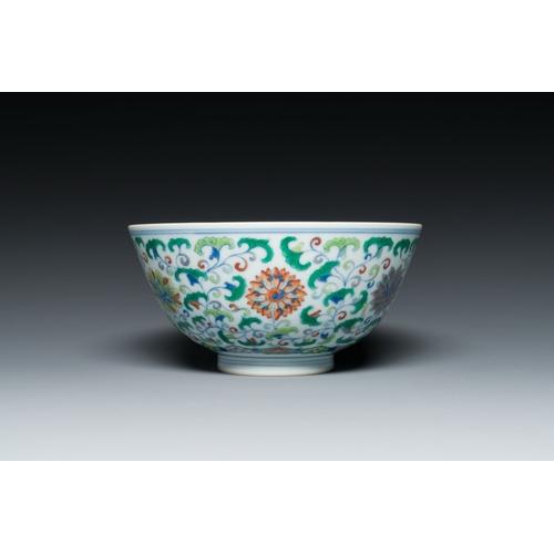 639 - A Chinese doucai bowl with floral design, Yongzheng mark, 19/20th C.Description:Dia.: 14 cm - H.: 7 ... 