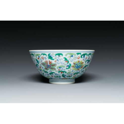 639 - A Chinese doucai bowl with floral design, Yongzheng mark, 19/20th C.Description:Dia.: 14 cm - H.: 7 ... 