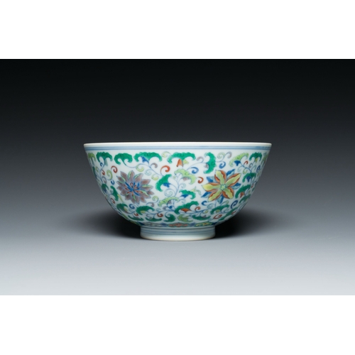 639 - A Chinese doucai bowl with floral design, Yongzheng mark, 19/20th C.Description:Dia.: 14 cm - H.: 7 ... 