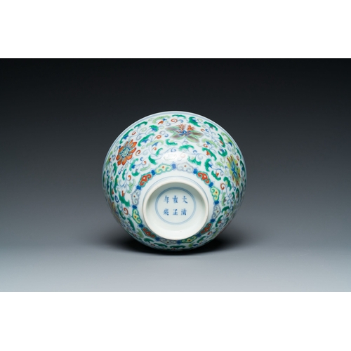 639 - A Chinese doucai bowl with floral design, Yongzheng mark, 19/20th C.Description:Dia.: 14 cm - H.: 7 ... 