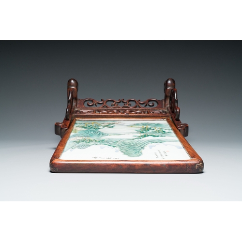 641 - A Chinese famille verte plaque mounted in a wooden table screen, signed Li Huan ææ¾£, dated 1924De... 