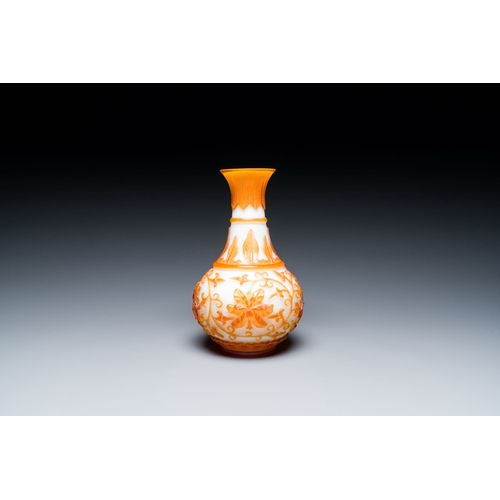 645 - A Chinese overlay Beijing glass bottle vase with lotus scrolls in yellow on white, 19t/20h C.Descrip... 