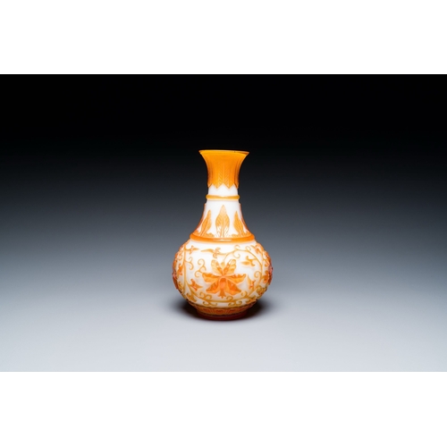 645 - A Chinese overlay Beijing glass bottle vase with lotus scrolls in yellow on white, 19t/20h C.Descrip... 