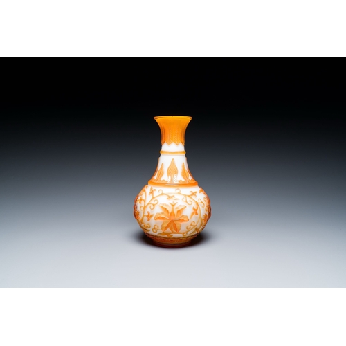 645 - A Chinese overlay Beijing glass bottle vase with lotus scrolls in yellow on white, 19t/20h C.Descrip... 