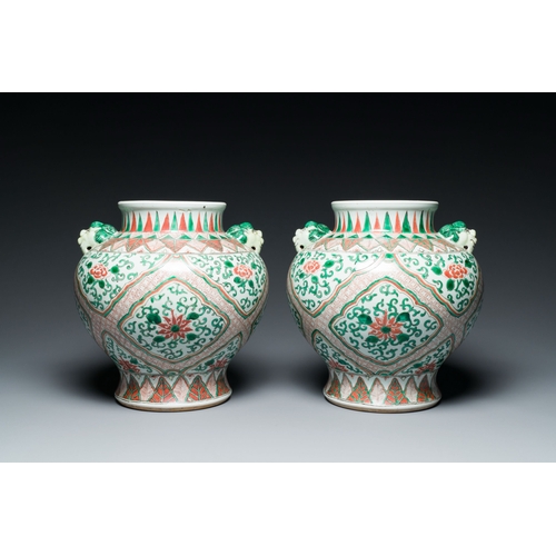 649 - A pair of Chinese wucai vases with lion heads, 19/20th C.Description:H.: 28,5 cmCondition reports:Pl... 