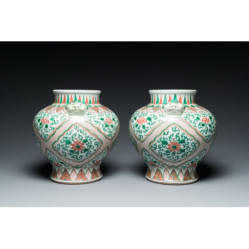 649 - A pair of Chinese wucai vases with lion heads, 19/20th C.Description:H.: 28,5 cmCondition reports:Pl... 