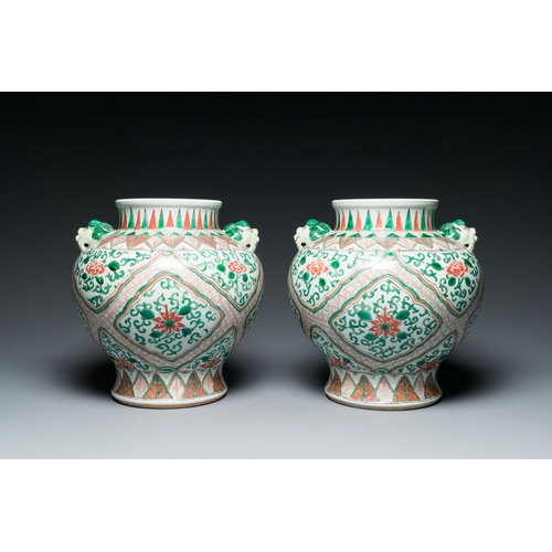 649 - A pair of Chinese wucai vases with lion heads, 19/20th C.Description:H.: 28,5 cmCondition reports:Pl... 