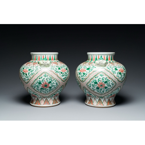 649 - A pair of Chinese wucai vases with lion heads, 19/20th C.Description:H.: 28,5 cmCondition reports:Pl... 