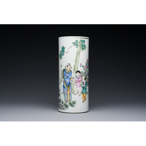 658 - A Chinese famille rose hat stand, signed Yu Zhao ä½é, 19/20th C.Description:H.: 30 cmCondition re... 