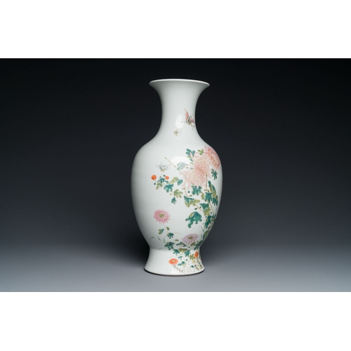 669 - A Chinese famille rose vase with floral design, Guangxu mark, RepublicDescription:H.: 40 cmCondition... 