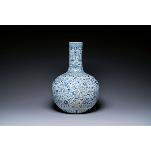 674 - A large Chinese blue and white bottle vase, Qianlong mark, 19/20th C.Description:H.: 55 cmCondition ... 