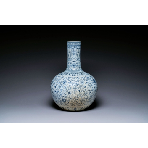 674 - A large Chinese blue and white bottle vase, Qianlong mark, 19/20th C.Description:H.: 55 cmCondition ... 