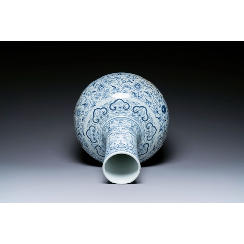 674 - A large Chinese blue and white bottle vase, Qianlong mark, 19/20th C.Description:H.: 55 cmCondition ... 