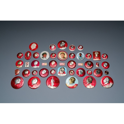 680 - 44 Chinese Mao portrait badges, incl. one in porcelain, Cultural RevolutionDescription:Dia.: 6,5 cm ... 