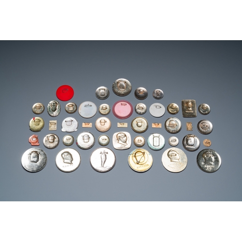 680 - 44 Chinese Mao portrait badges, incl. one in porcelain, Cultural RevolutionDescription:Dia.: 6,5 cm ... 