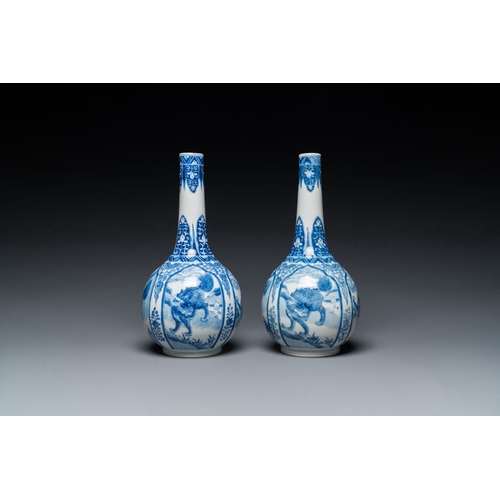 689 - A pair of Chinese blue and white bottle vases with mythical animals, 19th C.Description:H.: 23,5 cm ... 