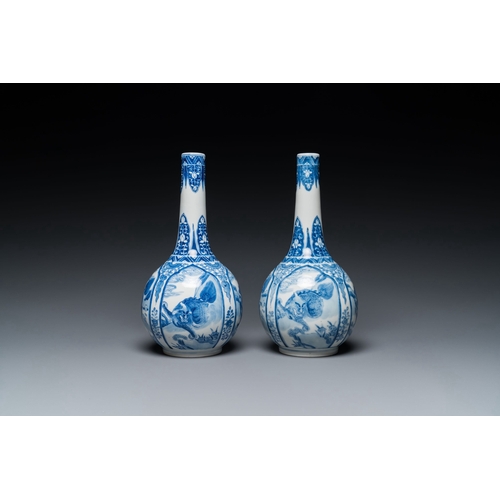 689 - A pair of Chinese blue and white bottle vases with mythical animals, 19th C.Description:H.: 23,5 cm ... 