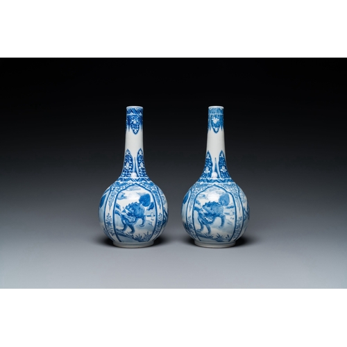 689 - A pair of Chinese blue and white bottle vases with mythical animals, 19th C.Description:H.: 23,5 cm ... 