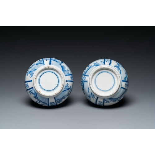 689 - A pair of Chinese blue and white bottle vases with mythical animals, 19th C.Description:H.: 23,5 cm ... 